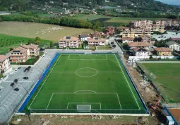 Il nuovo campo da calcio in erba sintetica